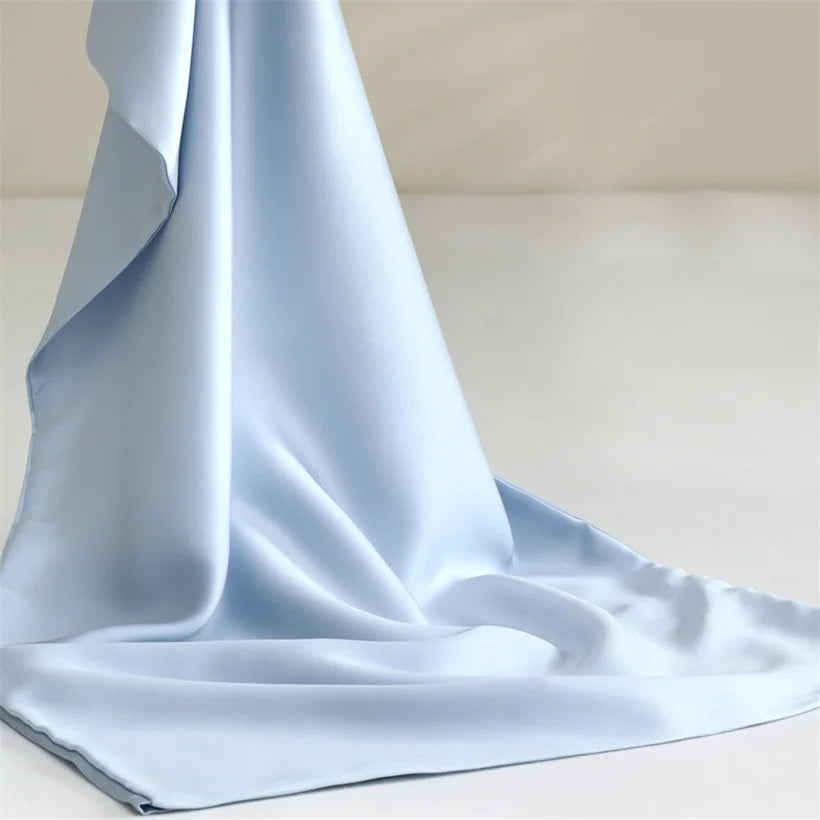 Notre taie d’oreiller en soie naturelle 40 momme combine élégance et soin.
Taie d’oreiller en soie de mûrier, mise en avant douceur et toucher agréable