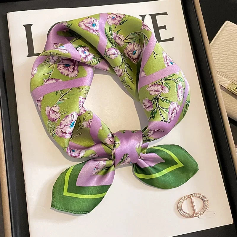 Foulard carré en soie pour femme fleuri violet et vert 