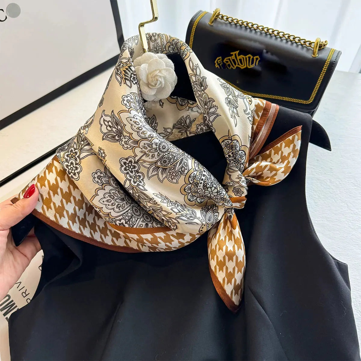 Carré de soie – finition haut de gamme CARREAU ET FLEUR