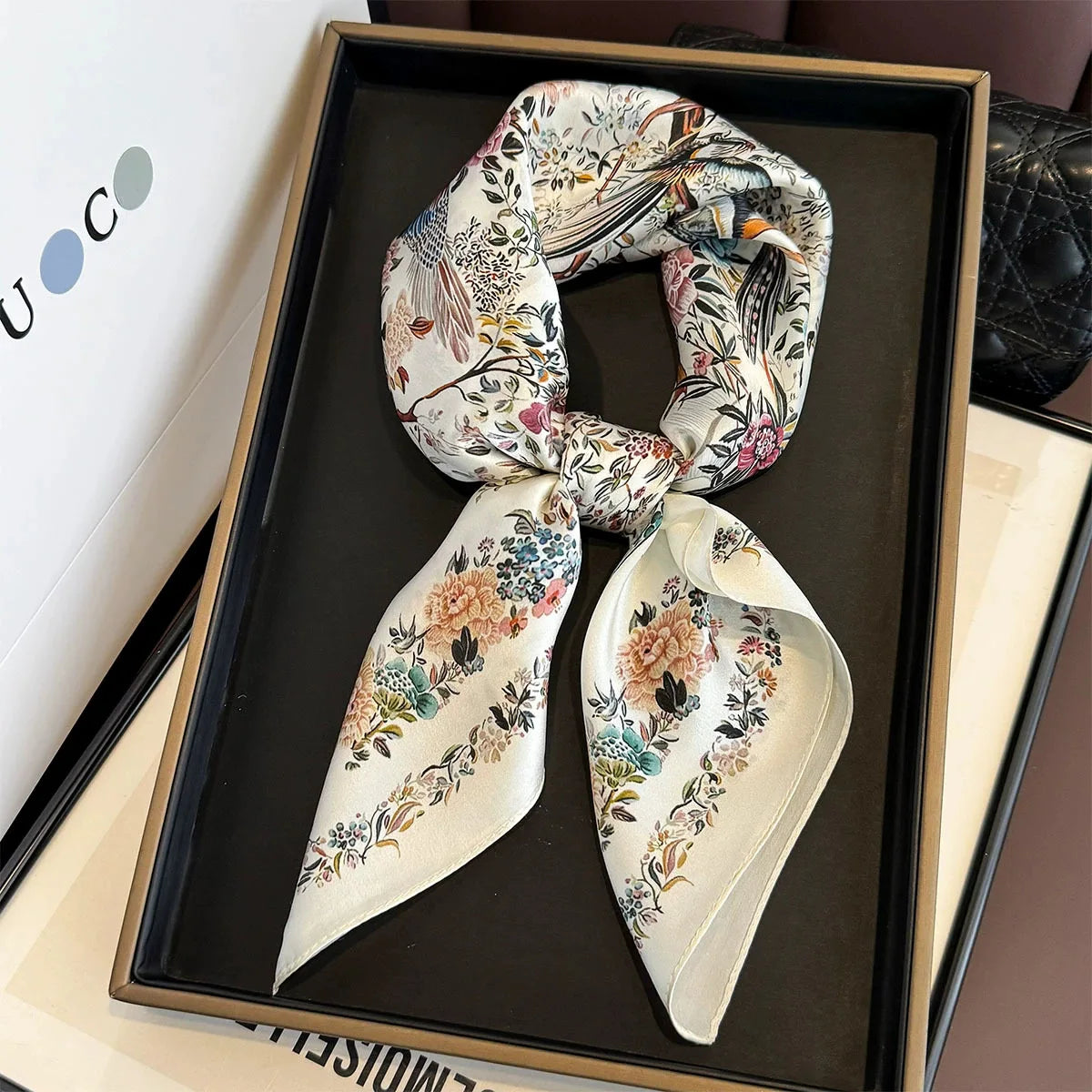 Accessoire beauté doux pour la fibre capillaire. BLANC FLEURI