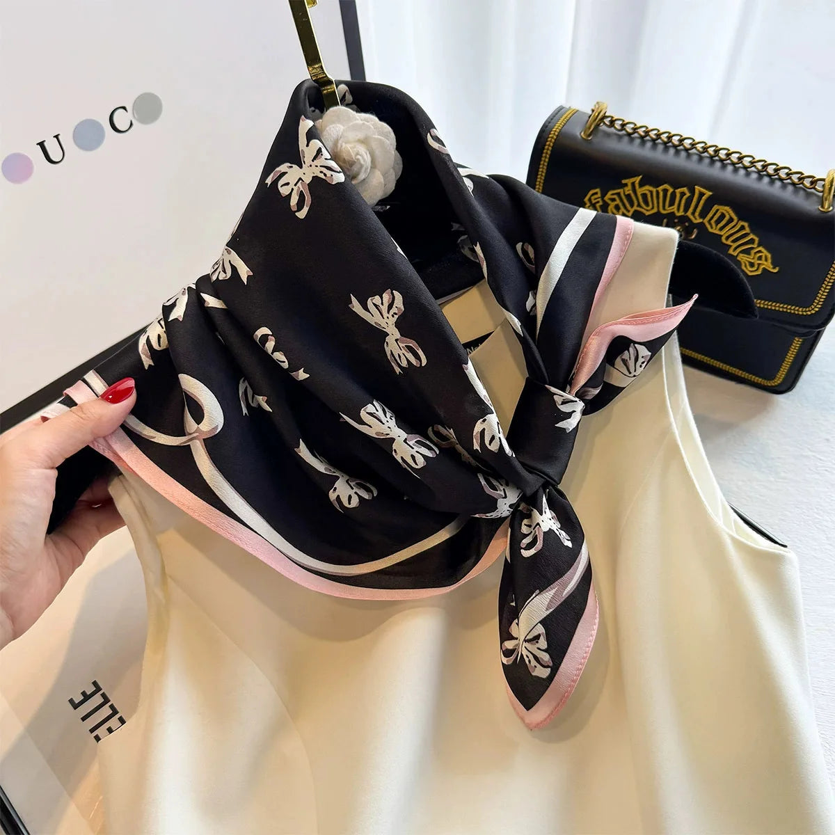 Intemporel. NOIR NOEUD BLANC LIGNE ROSE