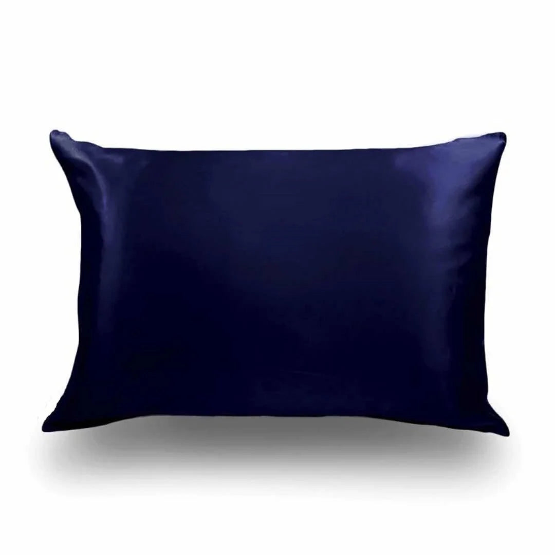 Gros plan sur les coutures renforcées, mettant en avant la qualité artisanale et la durabilité de la taie en soie.taie d'oreiller en soie essence et soie couleur bleu nuit taie d'oreiller homme lit luxe nuit reposé