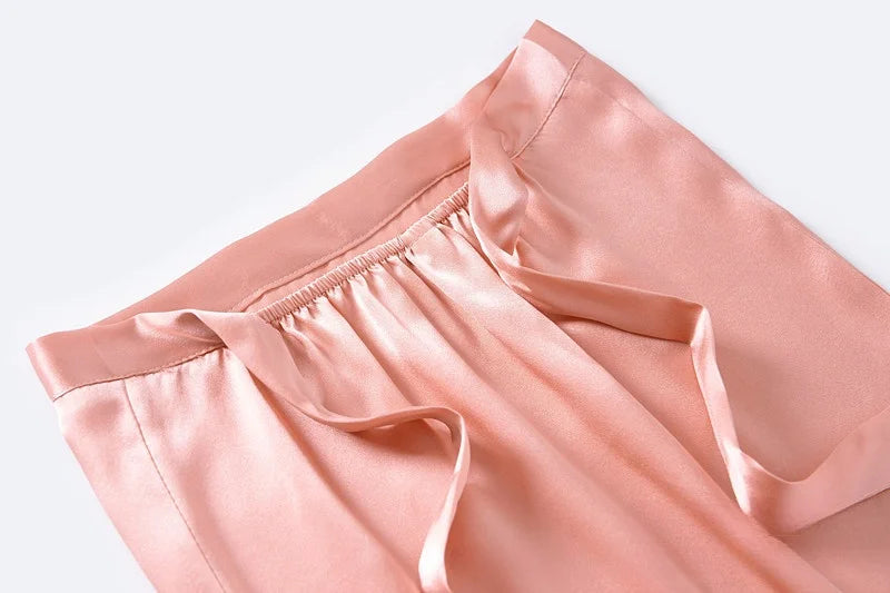 Détail sangles élastiques ajustables du bonnet en soie vue de près