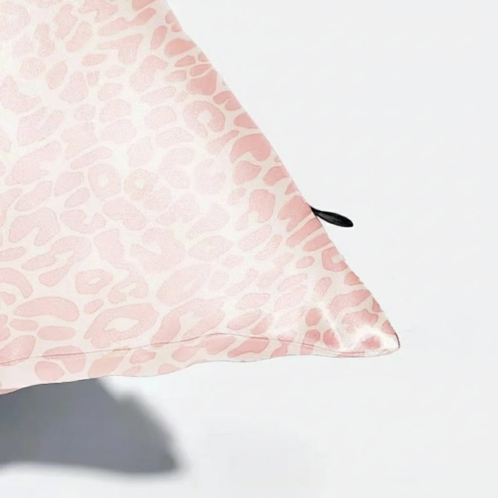 Présentation détaillée de la fermeture éclair invisible qui garantit une tenue parfaite et un design épuré. essence et soie a motif leopard rose douceur et esthetique
