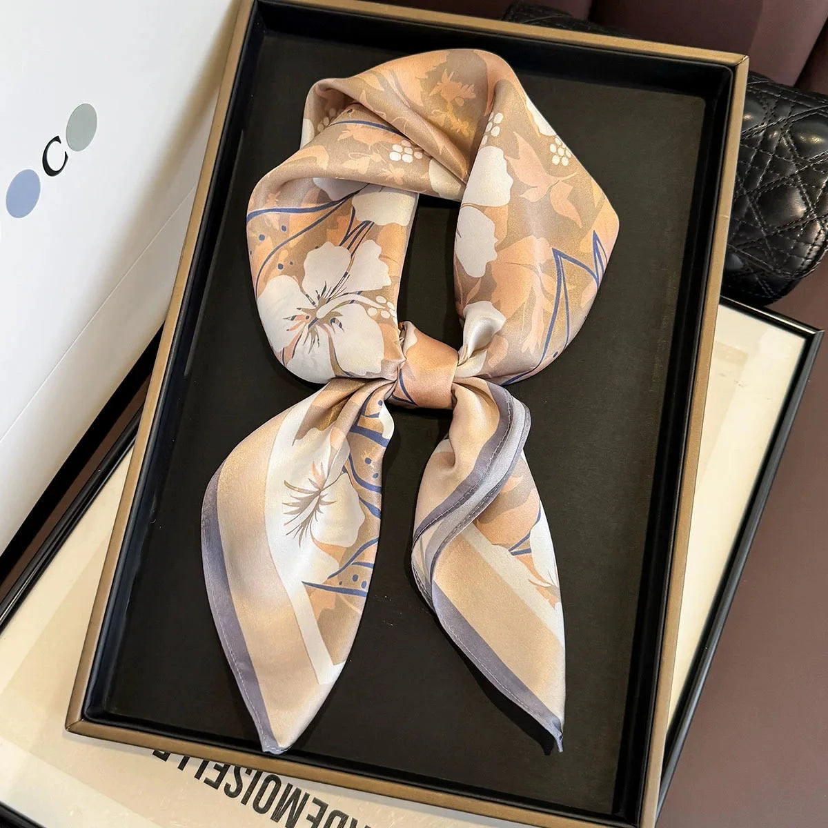 Carré de soie élégant femme BEIGE ET FLEUR 