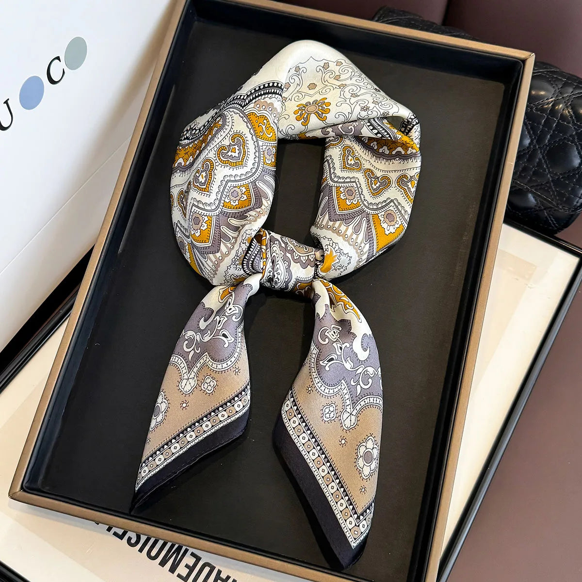 Carré de soie doux et respirant NOIR BLANC JAUNE