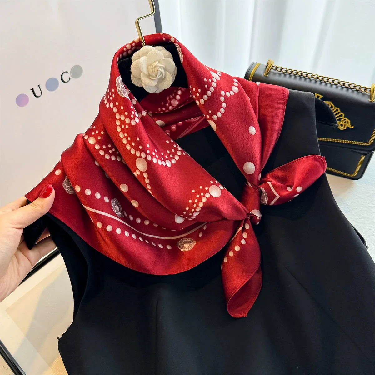 Motifs imprimés élégants sur soie haut de gamme, couleurs profondes et raffinées. ROUGE