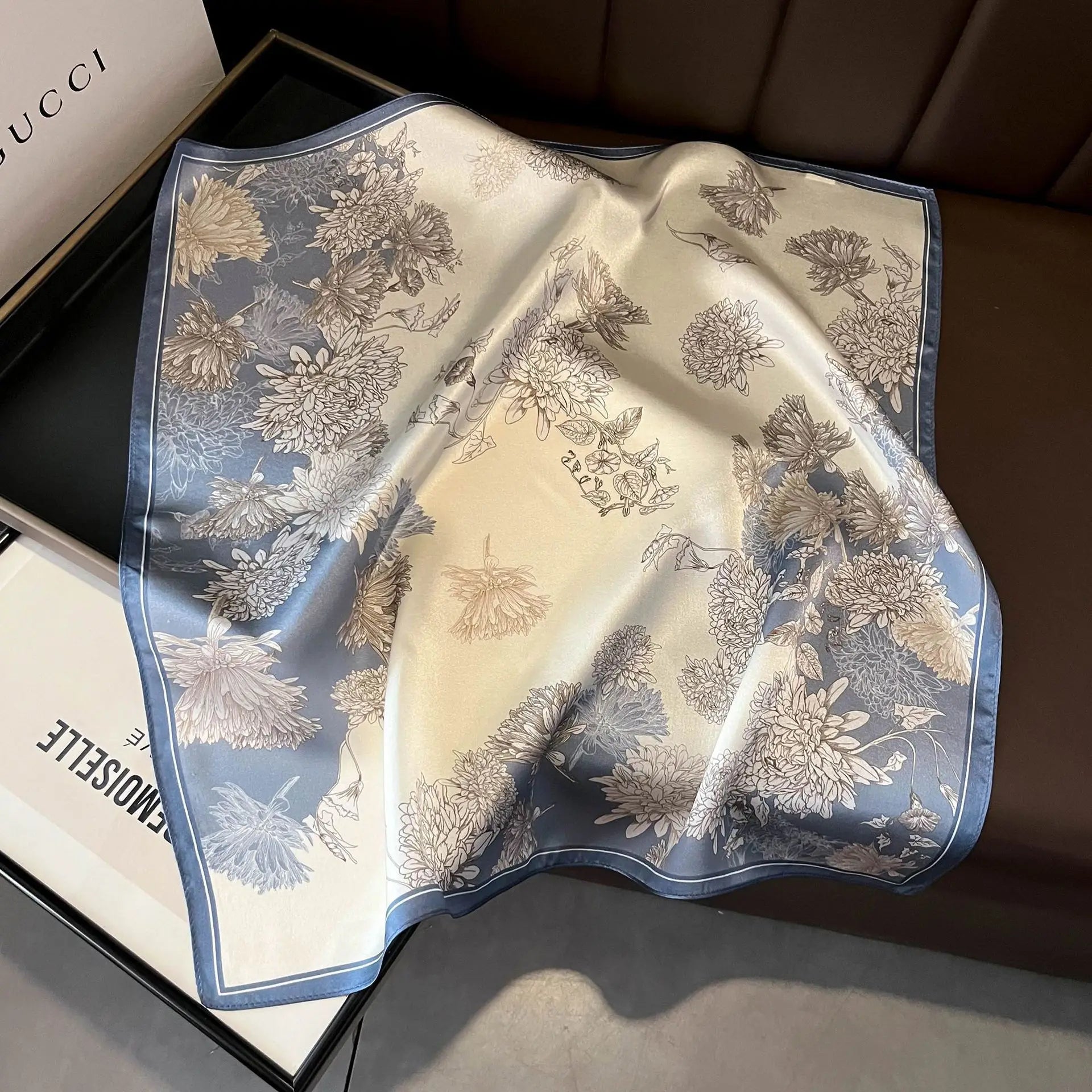 Carré de soie noué autour du cou Fleuri violet