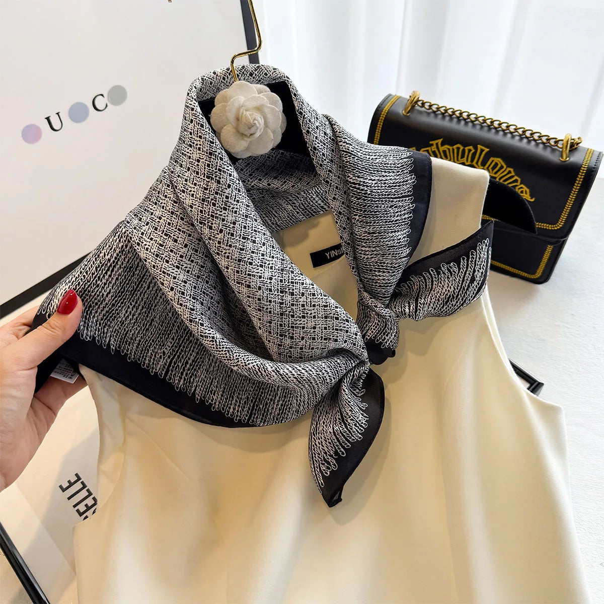 Foulard en soie naturelle 100 %, carré 65x65 cm, finition soignée et toucher ultra doux. NOIR BLANC