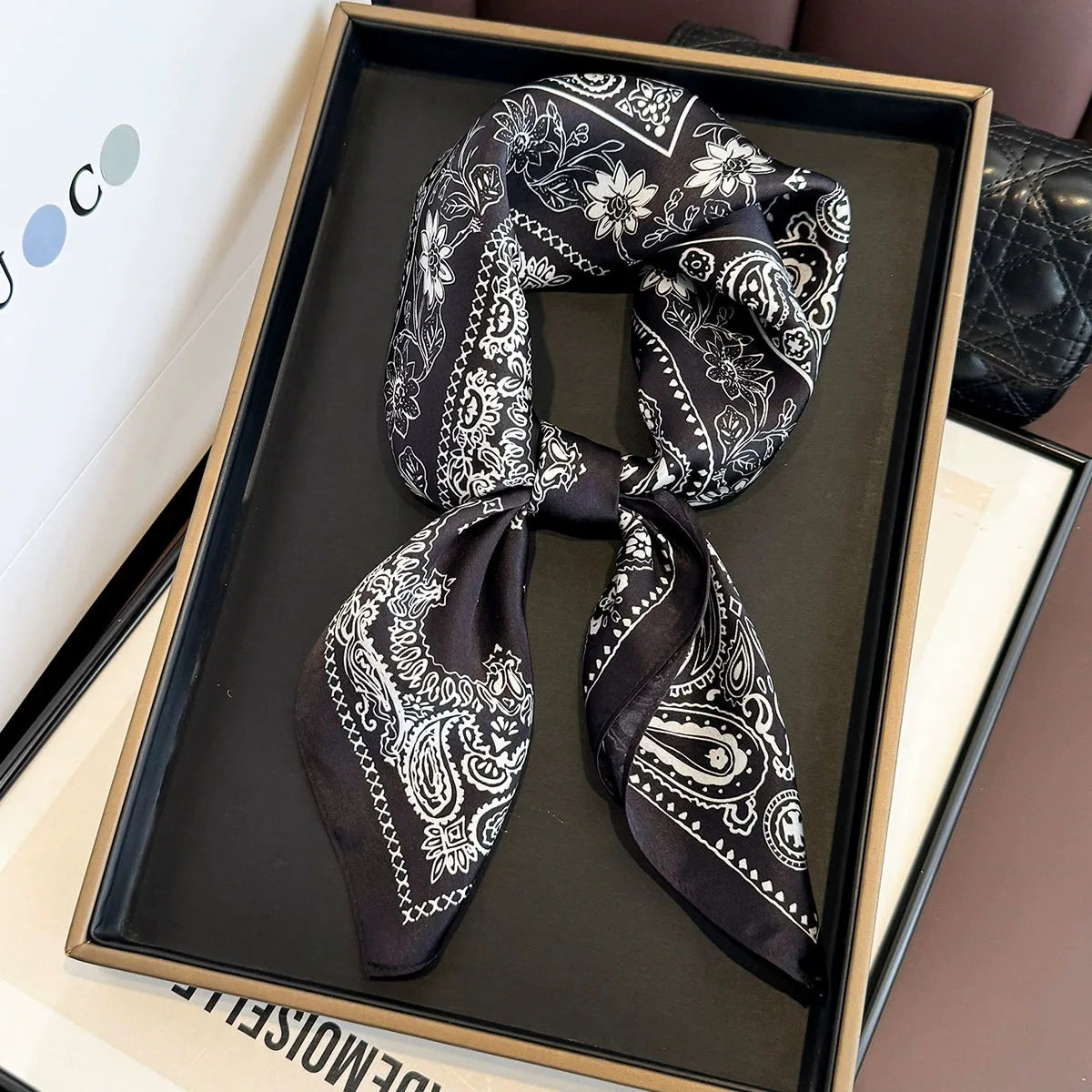 Carré en soie – essentiel mode NOIR ET BLANC