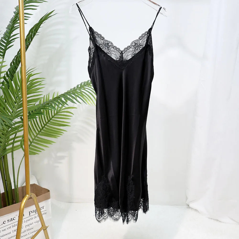 Peignoir en soie fluide, coupe élégante, parfait pour se relaxer à la maison. noir