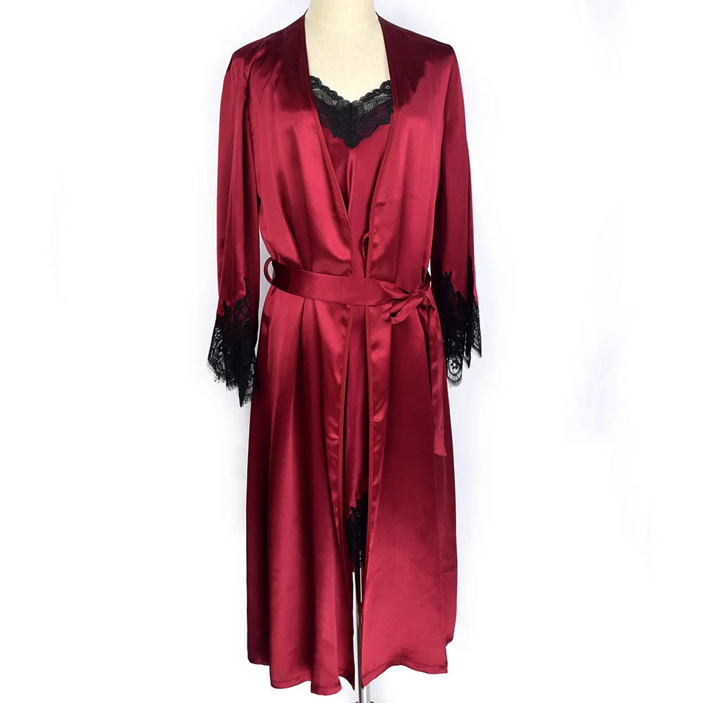 Robe longue en soie naturelle, bretelles spaghetti, kimono fluide et élégant pour détente ou soirée. rouge