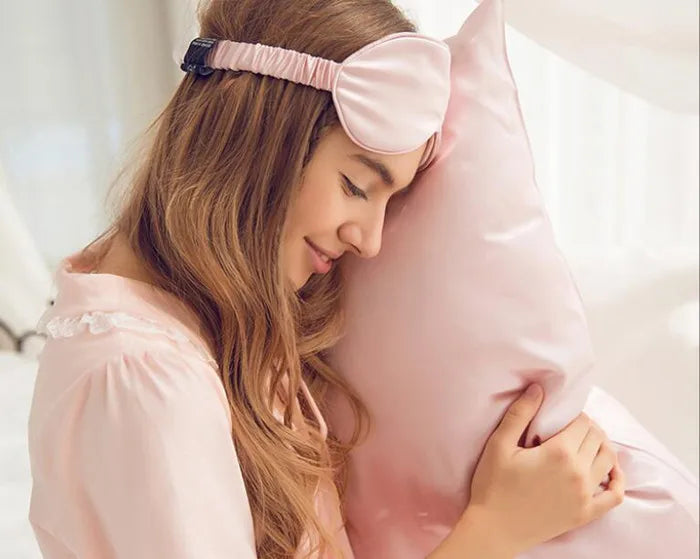 Taie d'oreiller en soie et marque de nuit assortie essence et soie couleur rose pale pour femme anti casse cheveux doux