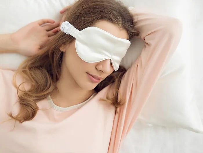 Taie d'oreiller en soie et marque de nuit assortie essence et soie couleur blanc pour femme nuit paisible