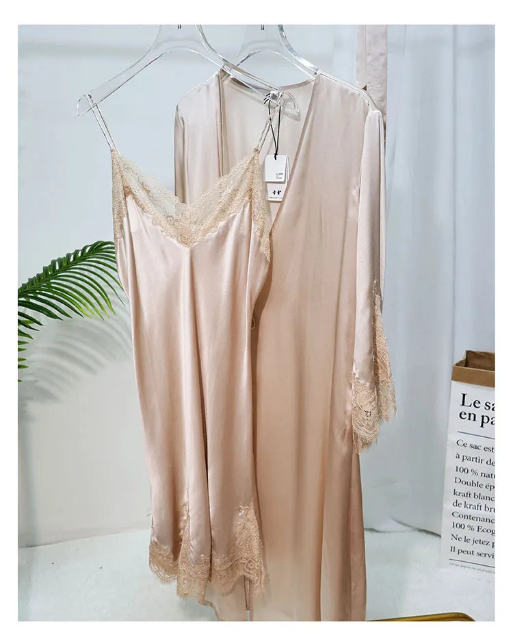 Kimono en soie 100% naturelle, confortable pour la détente à la maison. Parfait pour moments de relaxation ou pour une tenue d’intérieur chic. beige