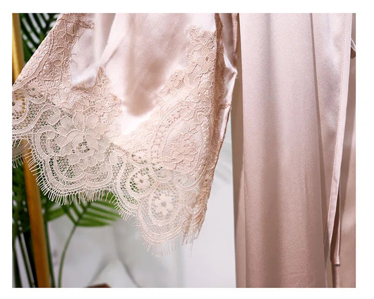 Kimono en soie 100% naturelle pour femme, doux pour la peau et confortable. Parfait pour dormir, se relaxer ou comme tenue d’intérieur élégante. beige