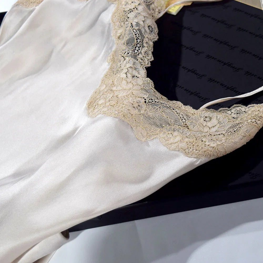 Kimono en soie 100% naturelle pour femme, doux pour la peau et confortable. Parfait pour dormir, se relaxer ou comme tenue d’intérieur élégante. blanc