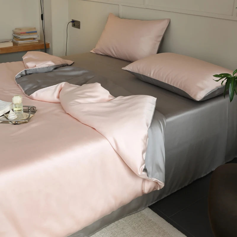 Lot de 2 taies d’oreiller en soie sur lit décoré, confort et luxe naturelur un mariage, Noël ou un anniversaire. rose pale et gris