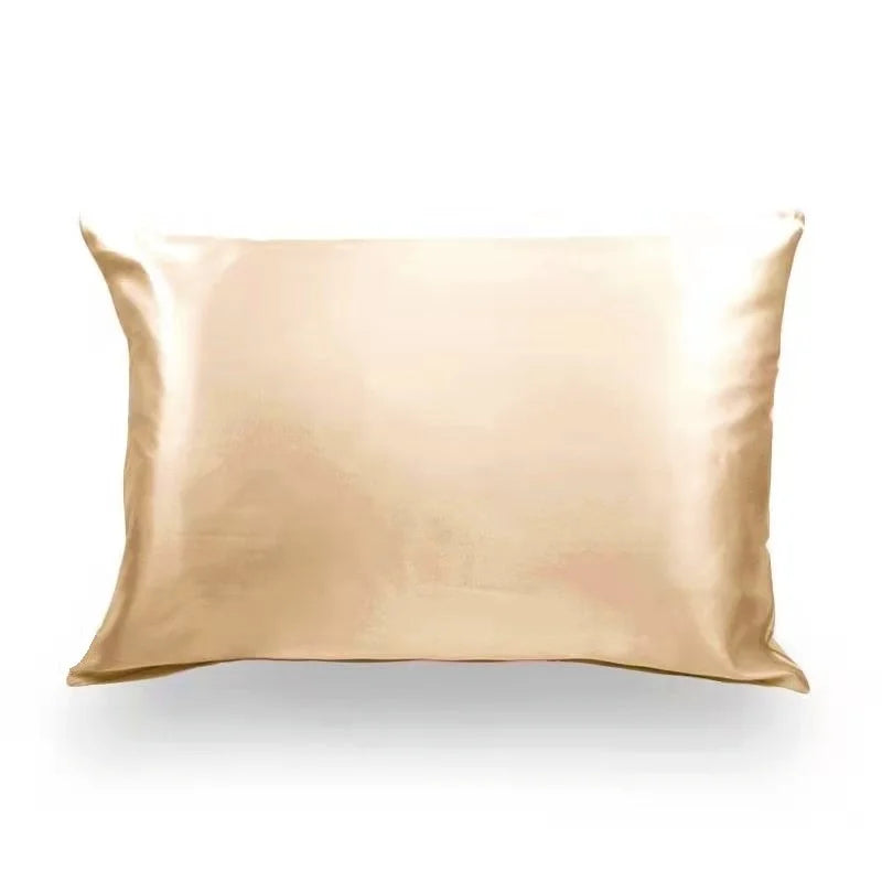 Photo mettant en valeur l’éclat naturel et la brillance subtile de la soie de mûrier 19 Momme. taie d'oreiller en soie essence et soie couleur or de la soie soin visage anti plis et anti frisottis