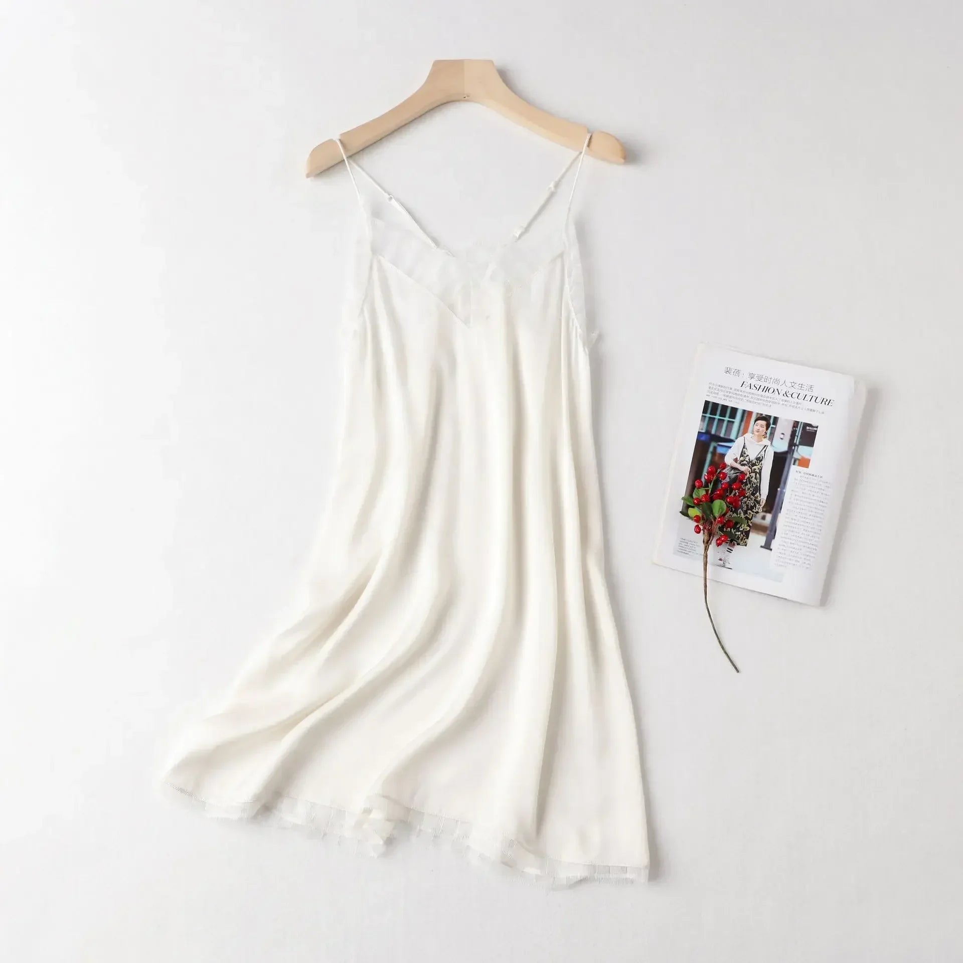 Nuisette femme en soie Mulberry avec dentelle et décolleté V blanc