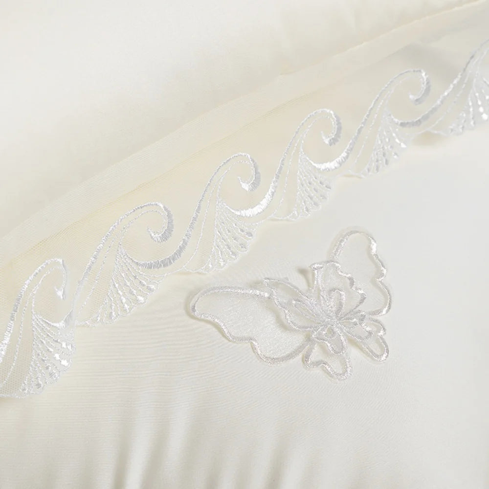 Oreiller en soie sur lit – sommeil luxe