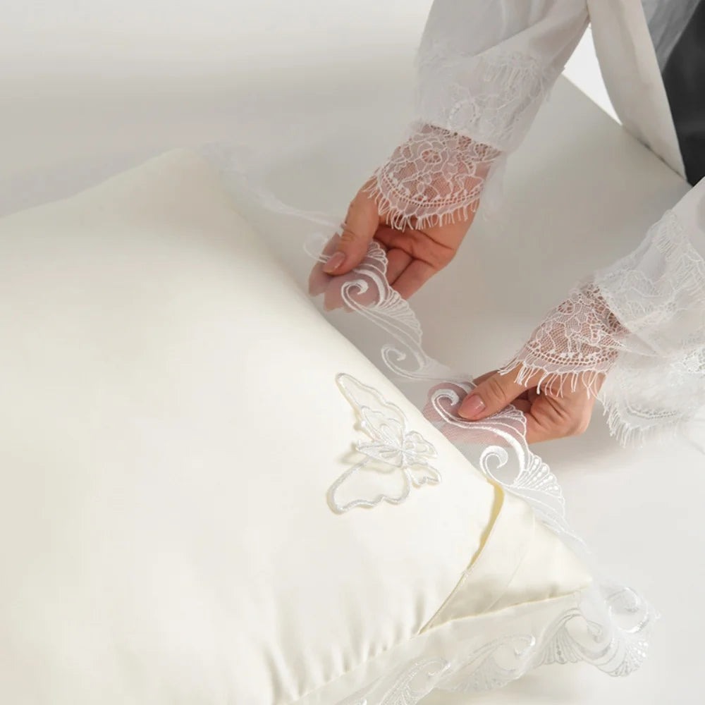 OREILLER GARNISSAGE SOIE Détail oreiller soie naturelle texture douce