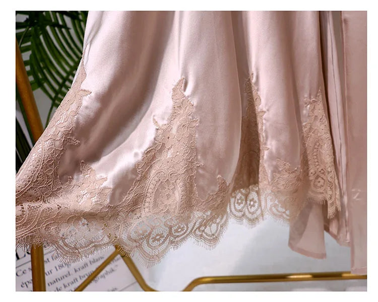 Peignoir kimono en soie fluide, doux et confortable pour la maison.
Description longue : Peignoir kimono en soie 100% naturelle pour femme, luxueux et confortable. Parfait pour les nuits, mariages ou moments de détente élégante.