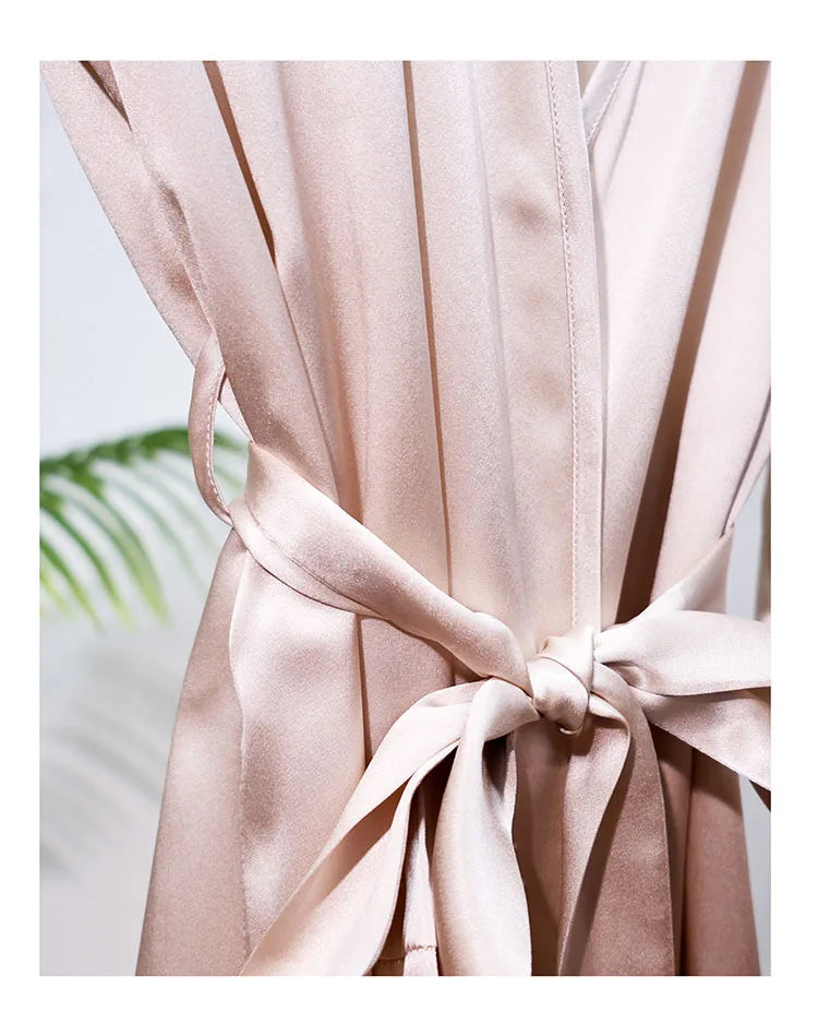 Peignoir 100% soie pour femme, luxueux et agréable au toucher. Idéal pour soirées ou détente à la maison. Kimono fluide et confortable.