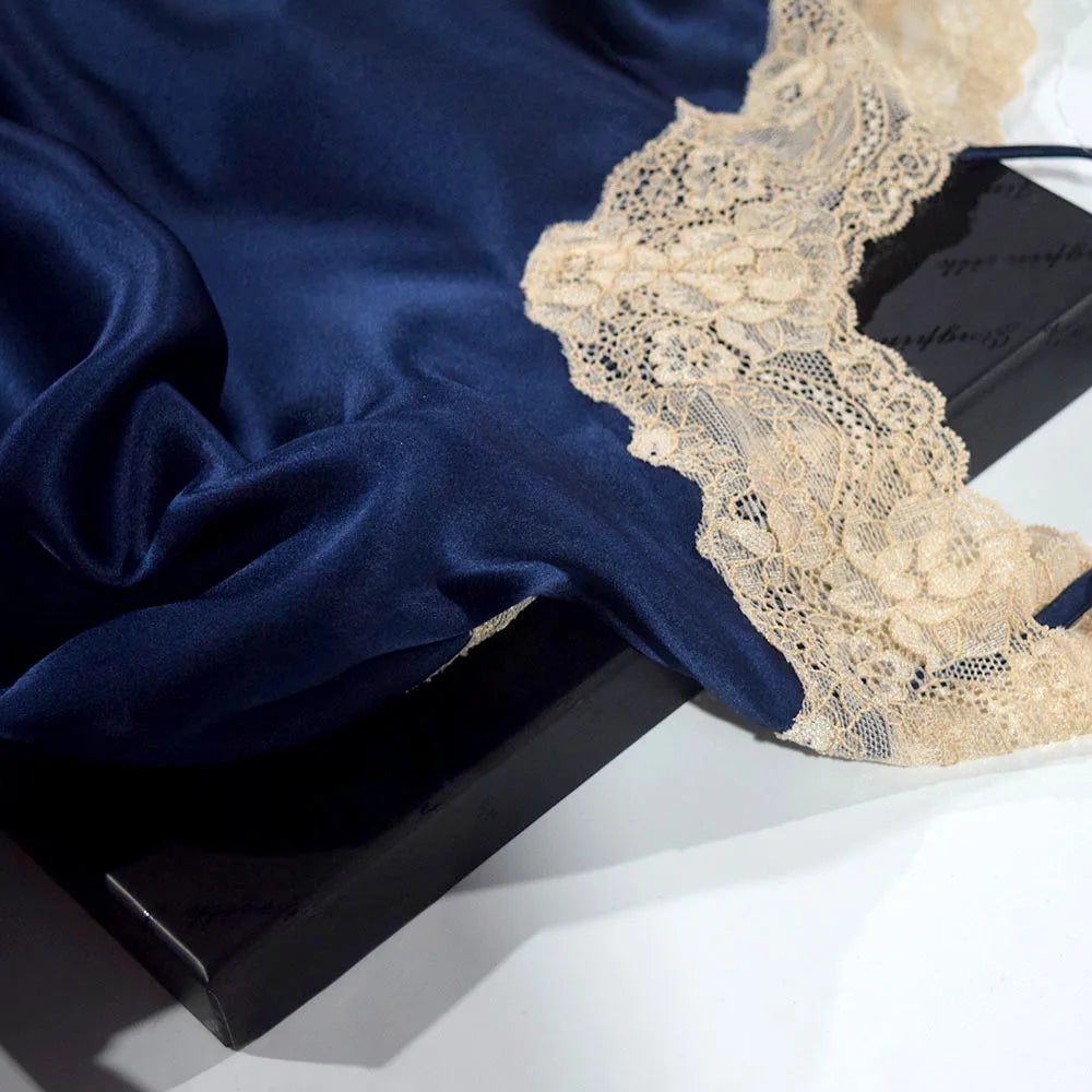 Peignoir 100% soie pour femme, luxueux et agréable au toucher. Idéal pour soirées ou détente à la maison. Kimono fluide et confortable. bleu