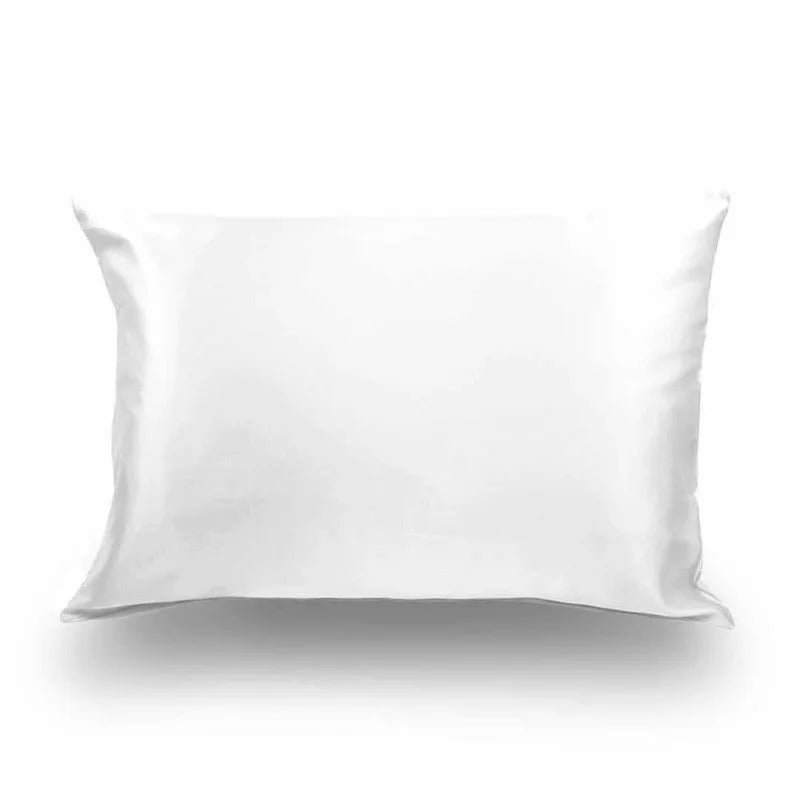 Gros plan permettant de visualiser la douceur exceptionnelle de la soie 19 Momme et son toucher délicat. taie d'oreiller en soie essence et soie couleur blanc de la soie luxe qualité hotel 