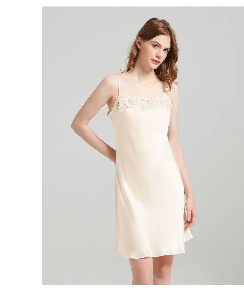 Robe de nuit en soie – silhouette fluide et raffinée. blanc crème