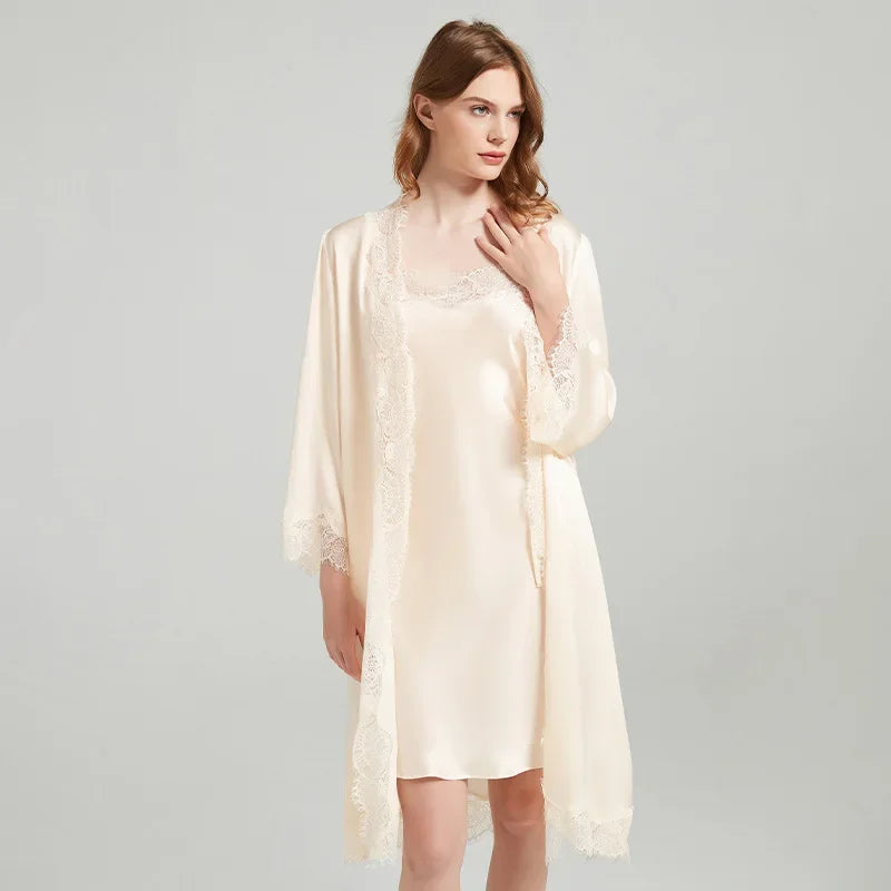 Ensemble de nuit en soie naturelle – confort et élégance à la maison. beige