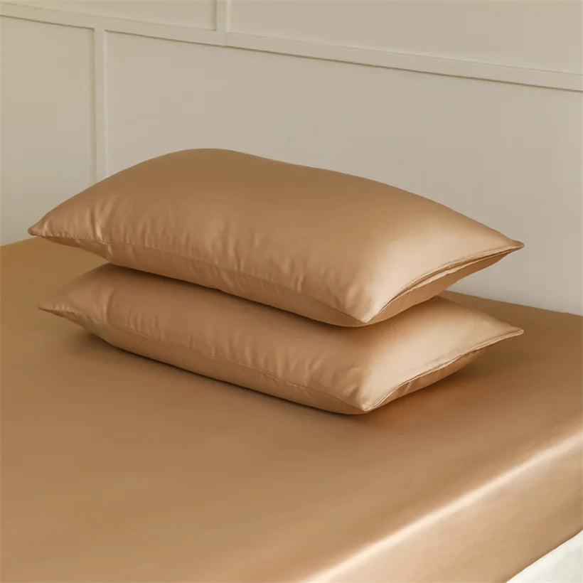 Taies d’oreiller en soie, couleur marron, ambiance luxe, chambre, design, essence et soie