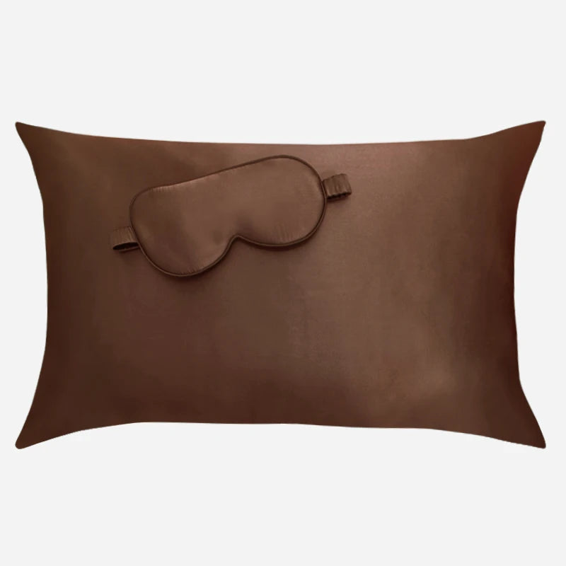 Taie d'oreiller en soie et marque de nuit assortie essence et soie couleur brun dieal décoration épuré chambre lasse luxe qualité hotel