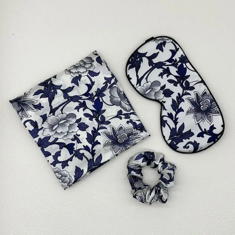 taie d'oreiller en soie et masque en soie  essence et soie couleur motif  papier peint ancien couleur bleu