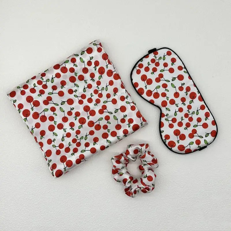 taie d'oreiller en soie et masque en soie  essence et soie couleur motif  motif cerise