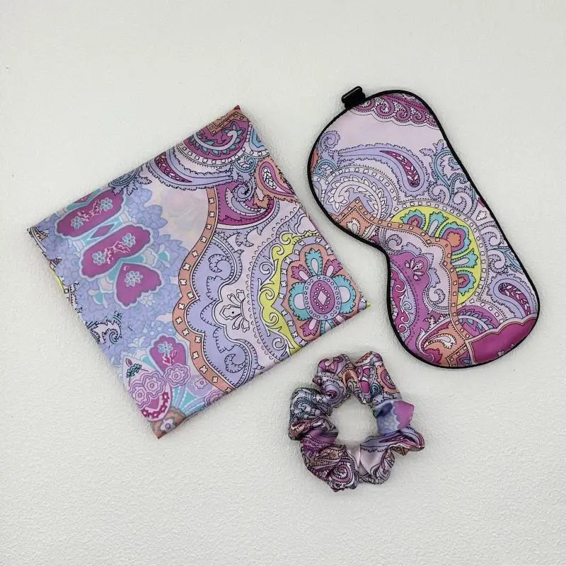 taie d'oreiller en soie et masque en soie  essence et soie couleur motif coloré 