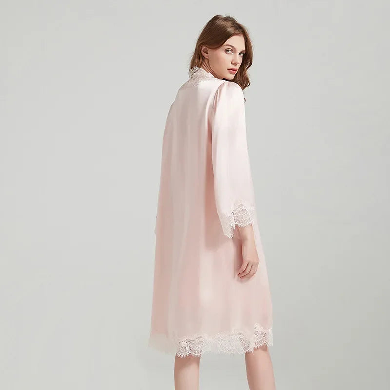 Détail tissu en soie Mulberry – texture douce et luxe. rose