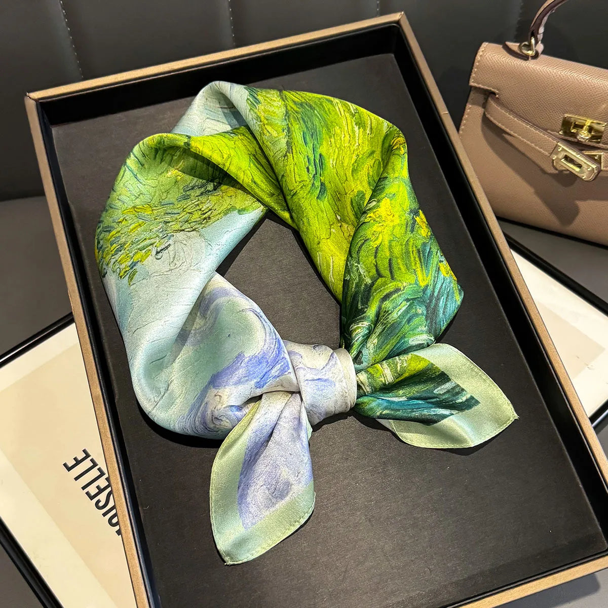 Tissu en soie fluide et léger, idéal pour un port quotidien. VERT