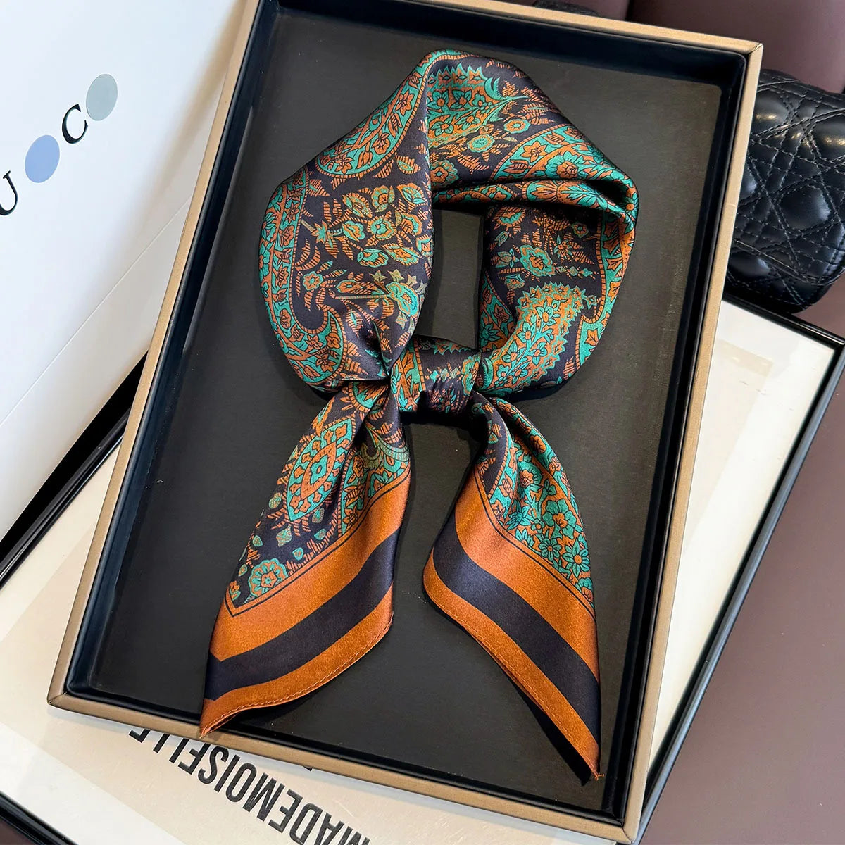 Sélection soignée. ORANGE MOTIF VERT ET BLEU 