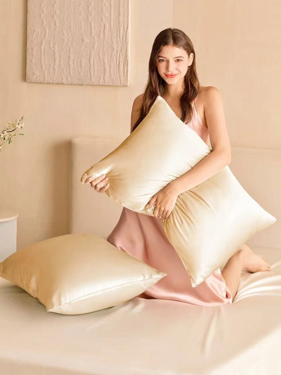 Zoom sur la double face en soie naturelle, mettant en avant le confort, la douceur et la qualité premium.taie d'oreiller en soie essence et soie couleur Or  doré eoko tex hypoallergenique protège la peau et les cheveux