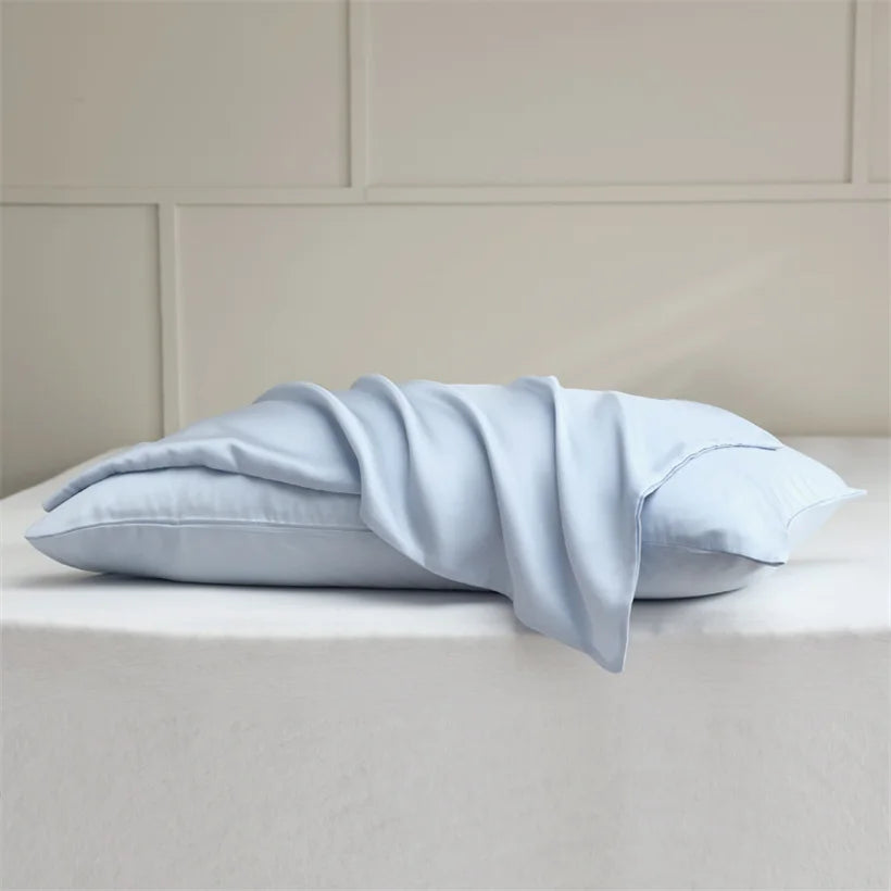 Notre taie d’oreiller en soie naturelle
Anti-rides, anti-frisottis et respirante, elle améliore la qualité de votre sommeil.
Un cadeau raffiné pour femme et homme.Notre taie d’oreiller en soie naturelle 40 momme combine élégance et soin.
Anti-rides, anti-frisottis et respirante, elle améliore la qualité de votre sommeil.
Un cadeau raffiné pour femme et homme. 