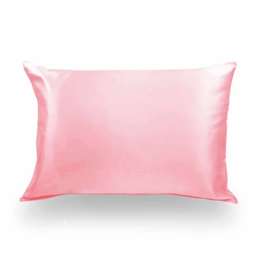 Photo en vue rapprochée mettant en avant la couture propre, la qualité et le tombé élégant de la soie 19 Momme.taie d'oreiller en soie essence et soie couleur rose cadeau femme anti frisottis protection des cheveux