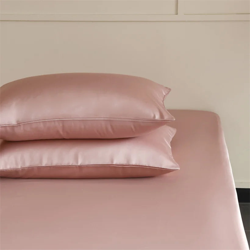 Oreiller avec taie en soie sur lit moderne, soin cheveux et peau nuit
Un cadeau de choix pour un mariage, Noël ou un anniversaire. rose saumon 