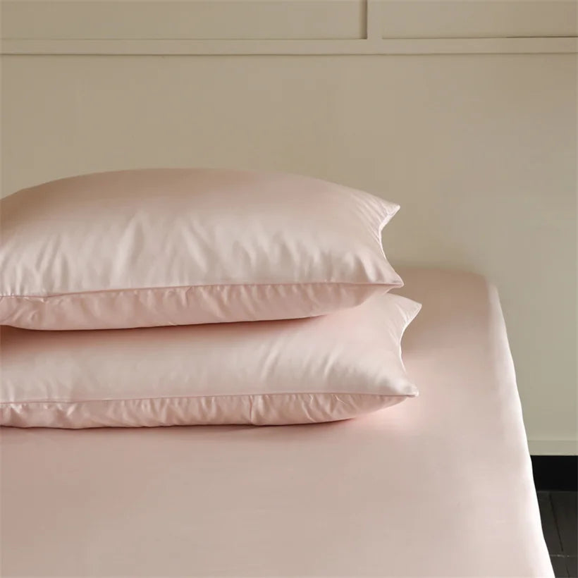 Taie pliée, détail texture et fermeture portefeuille en soie naturelle