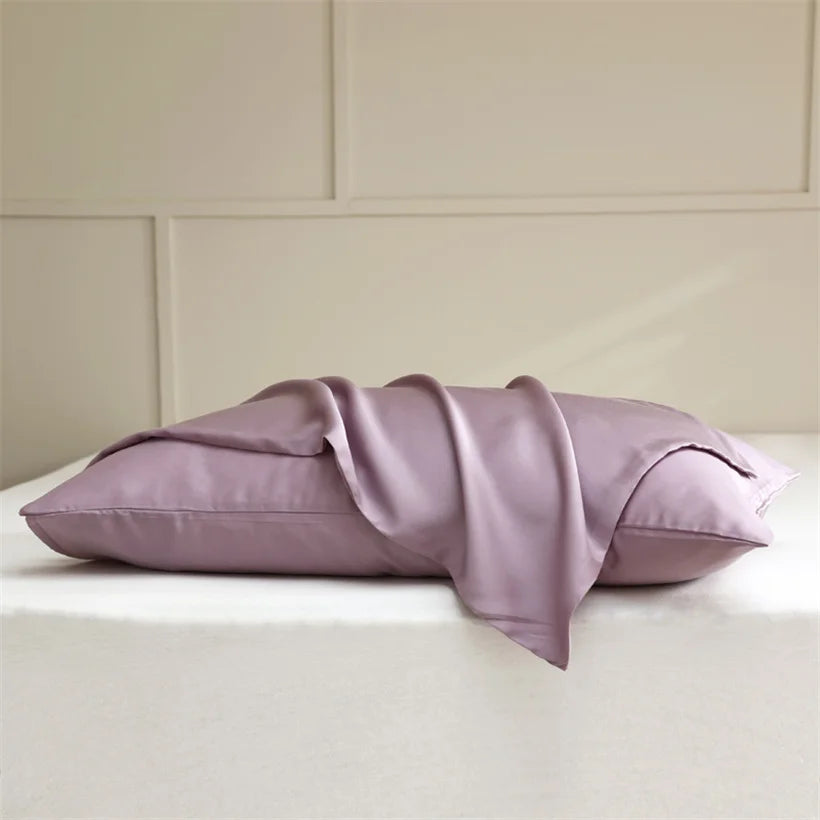 Taies en soie rose, tissage lisse qui préserve cheveux et peau la nuit