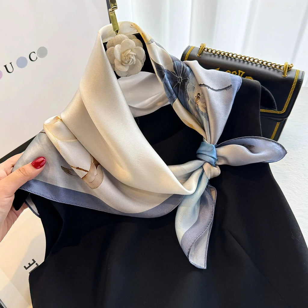 Gros plan sur la soie véritable, matière respirante et délicate pour la peau. BLEU BLANC