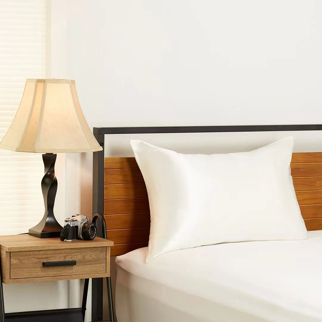 Gros plan sur la texture soyeuse, montrant la finesse du tissage en soie de mûrier et l’éclat naturel du textile