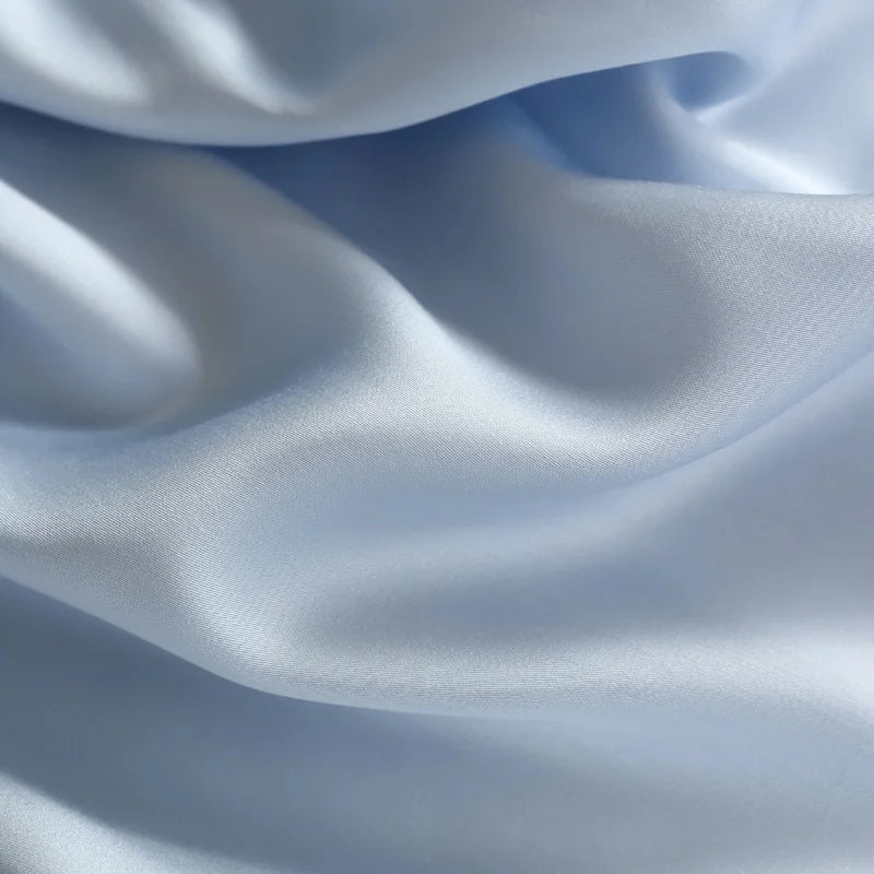 Détail de la texture douce et naturelle de la soie de mûrier premium BLEU