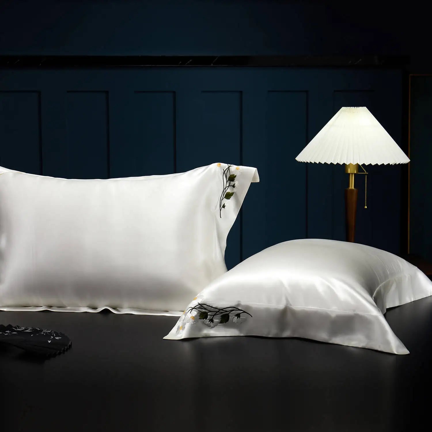 Détail broderie taie soie mûrier – finition élégante et artisanaleeoko tex 